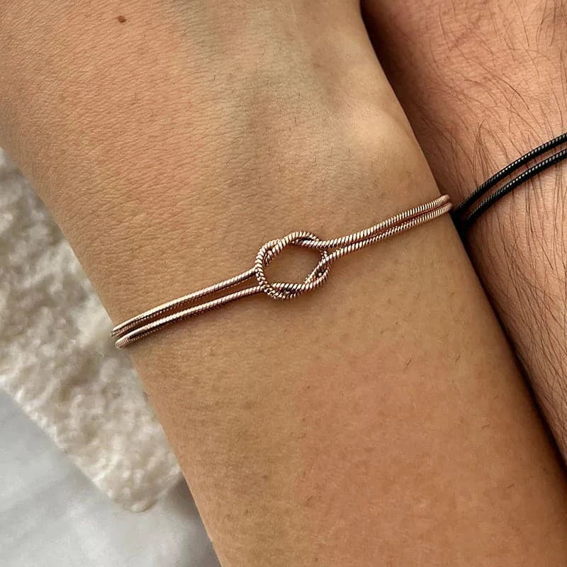 Vahlery - Minimal Knot Bracelet