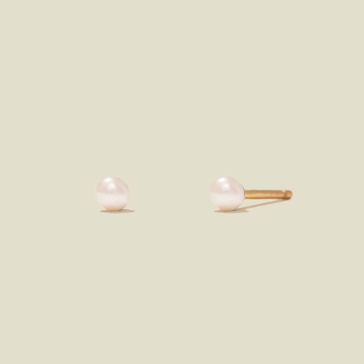 Mini pearl earrings