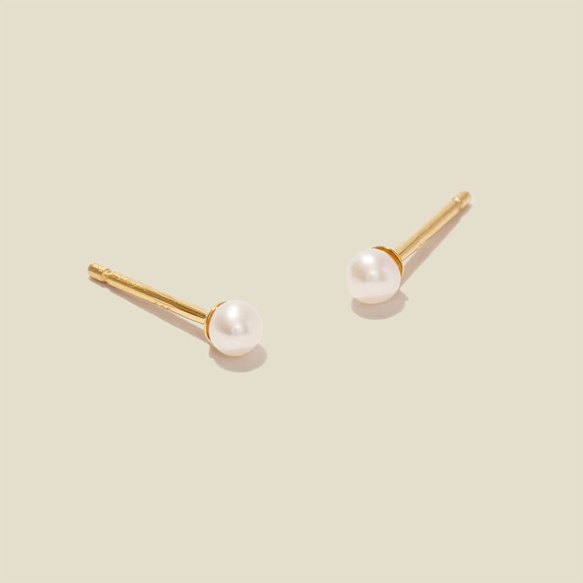 Mini pearl earrings